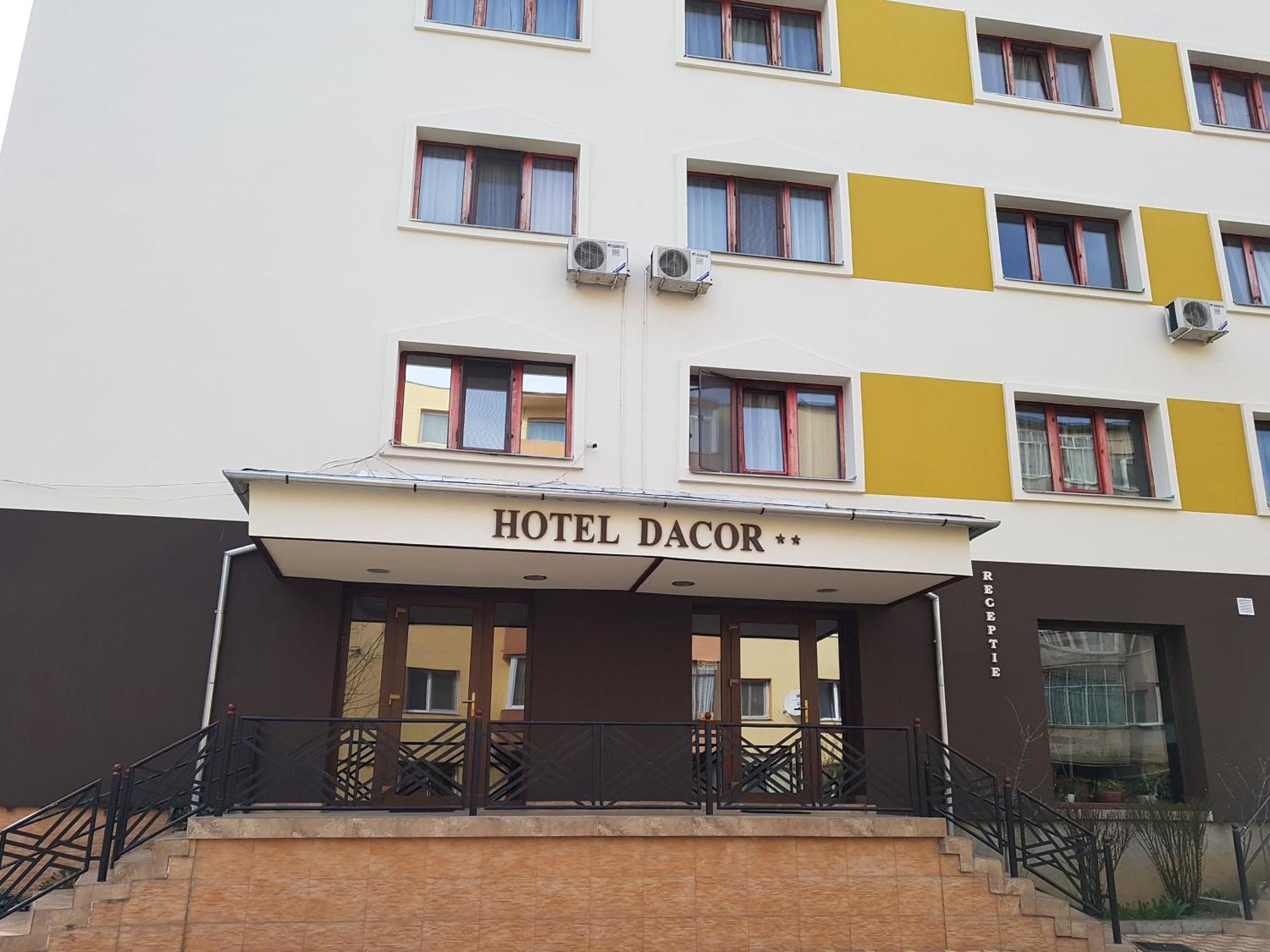 Hotel Dacor Орэштие Экстерьер фото
